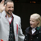 17. mai: Kronprinsfamilien hilser barnetoget i Asker utenfor Skaugum (Foto: Heiko Junge / Scanpix)